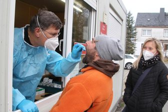Das lange Warten auf den Gratis-Test - Daniel Auerbach lässt sich am Testzentrum in Augustusburg testen. Seit der Öffnung des Zentrums am Samstag stellen sich dafür immer mehr Menschen an. 