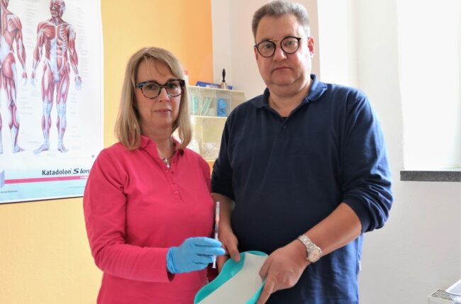 Das lange Warten auf den Piks - Würden gern mehr Menschen impfen: Dr. Gudrun Schirmer und Diplom-Mediziner Uwe Schirmer aus Flöha. 