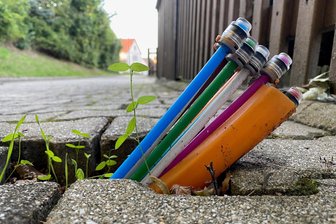 Das lange Warten der Lichtentanner auf den Glasfaseranschluss - Glasfaserkabel lugen aus einem Fußweg heraus. Die Breitband-Abdeckung ist ein wichtiger Standortfaktor. In Lichtentanne ist dabei noch viel Luft nach oben.