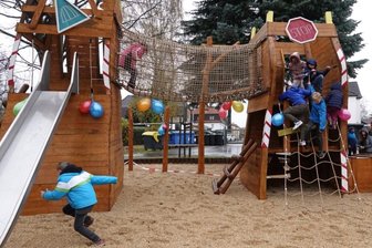 Das lange Warten hat ein Ende: Spielen macht jetzt wieder Spaß - Das neue große Spielgerät haben die Mädchen und Jungen des Kinder- und Jugendhauses "Sonnenhöhe" sofort in Besitz genommen.