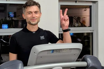 Das Laufband als Herausforderung: Oelsnitzer legt innerhalb der Öffnungszeit 100 Kilometer zurück - Marcel Wunderlich bei seiner 100-Kilometer-Tour auf dem Laufband.