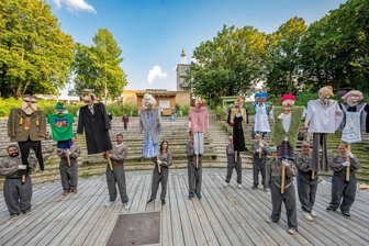 Das Leben der Anderen: Große Puppen erzählen auf der Chemnitzer Küchwaldbühne ihre Geschichten - „Unter dem Milchwald": Diese und andere Puppen bevölkern derzeit die Chemnitzer Küchwaldbühne.