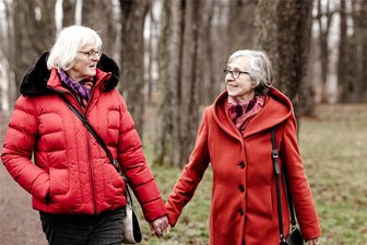 Das Leben einer 72-jährigen trans Frau in Sachsen: Wie eine goldene Hochzeit zur Geschichte zweier Frauen wurde - Dagmar Schreiber ist transsexuell. Aufgenommen mit ihrer Frau Birgit Schreiber im Leutewitzer Park.