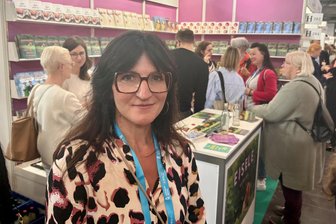 Das Leben erfahren: Wie Influencerin @Katja_liest die Buchmesse auf ein Jahr verlängert - Influencerin Katja Tippelt-Kairies am Stand des Eisele-Verlags: befüllt mit bis zu zehn Büchern im Monat.