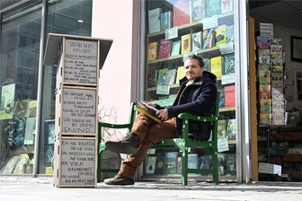 Das Leben von Stefan Heym: Zwei Chemnitzer erzählen die Geschichte des Schriftstellers als Graphic Novel - Künstler Marian Kretschmer mit seiner ersten Graphic Novel. In der Buchhandlung Monokel im Chemnitzer Zentrum fing alles an.