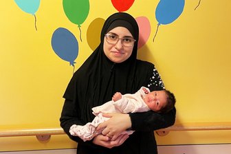 Das leichteste Frühchen des Jahres 2024 am Helios Vogtland-Klinikum Plauen kann gesund und munter nach Hause - Zainab El-Sayed Mohamad konnte am Mittwoch mit ihrer kleinen Tochter Elyana gesund und glücklich die Plauener Geburtenstation verlassen.