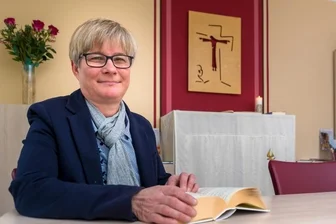 "Das Leid geht einem unter die Haut" - Im Raum der Stille des Olbernhauer Krankenhauses bereitet sich Klinikseelsorgerin Kerstin Friedemann auf ihre Patientenbesuche vor.