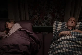 Das leise Scheitern im Alltag: Anke Engelke und Ulrich Tukur als Langzeitpaar in einem Ehe-Drama - Auf einmal ist da diese Leere im Leben der beiden. Auf einmal ist nicht mehr klar, ob sie zwei Einzelne oder ein Paar sind. Anke Engelke als Rita und Ulrich Tukur als Hans in einer Szene das Films „Dann passiert das Leben“ von Regisseur Neele Leana Vollmer.