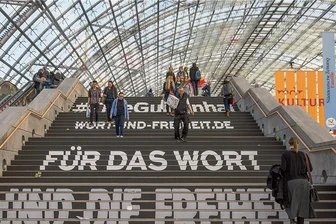 Das Lesen der Anderen - Mit dezenten, aber unübersehbaren Mitteln weist der Börsenverein des Deutschen Buchhandels die Besucher der Leipziger Buchmesse darauf hin, was diese Großveranstaltung vor allem sein soll: Ein Fest der Freiheit und der Vielfalt. Zu beidem gehören für jedermann Dinge, die ihm nicht gefallen, die er aber aushalten muss. 