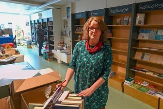 Das letzte Kapitel? Ungewisse Zukunft für den Buchladen "Universitas" am Chemnitzer TU-Campus - Wenke Helmboldt in ihrer Buchhandlung, die sie 31 Jahre lang führte. Ende März hört sie auf.Aktuell läuft der Ausverkauf der letzten Exemplare. 