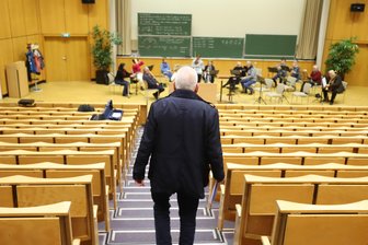 Das letzte Konzert: Warum Andreas Schwinger alle Ehrenämter in Freiberg niederlegt - Zum letzten Mal ans Pult: Andreas Schwinger im Audimax der TU Bergakademie Freiberg.