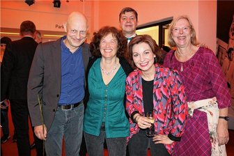 "Das letzte Schiff": Sting-Musical begeistert Zwickauer Zuschauer - Kerstin Sothmann (2. v. l.) und Barbara Leber (r.) kamen extra aus Greifswald, um "Das letzte Schiff" in Zwickau anzuschauen. Die beiden freuten sich über ein Wiedersehen mit dem musikalischen Leiter Sebastian Undisz (l.), dem Bühnenbildner Christopher Melching und Schauspielerin Claudia Lüftenegger, die sie vom Theater Vorpommern kennen.