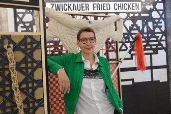 Das Leuchten in der Tristesse - Die Künstlerin Jana Gunstheimer war am Freitag bei der Eröffnung ihrer Ausstellung bei den Freunden aktueller Kunst mit dabei. Ihr Thema: die Hauptstraße, an der sich auch die Galerie befindet.