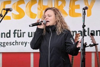 "Das Licht bleibt an": So entstand der Song zum Protest im Erzgebirge - Susanne Küstner sang beim "Berggeschrey" in Annaberg das Lied des DJs und Produzenten Sebastian Seidel.