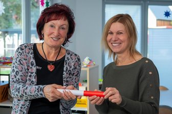 „Das Loslassen fällt schon schwer“: Mona Kramer übergibt Leitung für Wechselburger Kita „Buratino“ an Susan Franke - Nach 42 Dienstjahren verlässt Mona Kramer (links) Kita und Hort „Buratino“ in Wechselburg. Ihre Nachfolgerin ist Susan Franke.