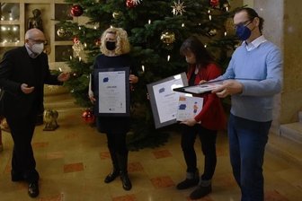 Das Märchen eines warmen Spätsommertages - Oberbürgermeister Sven Schulze überreicht die Preise eines Wettbewerbs um die beste Märchengeschichte mit lokalem Bezug an Veronika Ahnert, Beatrice Werner und Marko Roscher (Foto von links).
