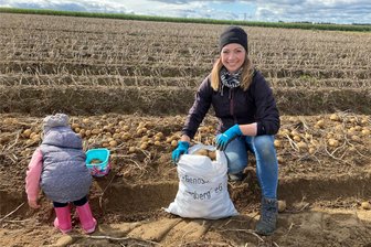 Das macht Spaß: Kartoffellesen bei Frauenstein als Familien-Event - Monique Richter und Lucy bei der Kartoffelernte auf einem Feld bei Burkersdorf.