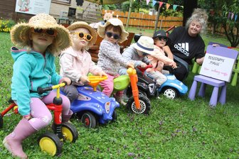 „Das Mäusestübchen braucht neue Mäuse, sonst wird es still“: Augustusburger Tagesmutter hat Existenzangst - Die Reisegruppe „Mäuse" von Tagesmutter Yvonne Löffler (Foto) spielt „Urlaubsreise".