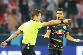 Das Mantra in der Messestadt:  RB Leipzig kommt nicht in Tritt - Schiedsrichter Felix Brych zeigt nach Videobeweis auf Tor für Köln, RB-Stürmer André Silva kann es nicht fassen. 
