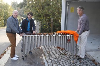 Das Marimbaphon von Fips Fleischer kommt nach Augustusburg - Matthias Moser, Pascal Kaufmann und Markus Harder-Völkmann (v. l.) mit dem Marimbaphon des Musikers Fips Fleischer.