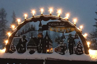 „Das meistfotografierte Motiv“: Wie ein Zwickauer Schwibbogen auf die Tauplitzalm nach Österreich kommt - Seit Anfang Dezember ist der Schwibbogen am „Linzerhaus“ beleuchtet. Als Zwickauer Motive zu sehen sind Robert Schumann, das Gewandhaus, der Dom, das Schiffchen, ein Horch und ein Bergmann.