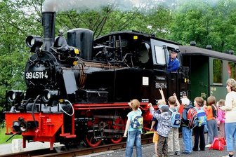 
              <p class="artikelinhalt">Die Vorschulgruppe der Kindertagesstätte "Glösensteinwichtel" Steinbach durfte am Donnerstag schon einmal die Lok 99 4511 bewundern. </p>
            