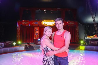 „Das mit der Zweisamkeit ist so eine Sache“: Über ein Eheleben im Zirkus - Stephanie Probst und Sergiu Mosanu sind seit 20 Jahren ein Paar und seit neun Jahren verheiratet. Sie haben zwei Töchter.