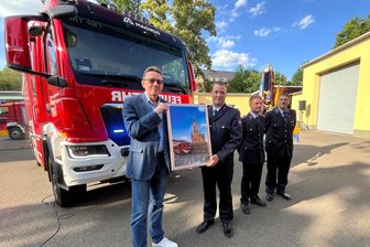 Das modernste Fahrzeug der Reichenbacher Feuerwehr-Flotte ist ab jetzt in Mylau im Dienst - OB Henry Ruß, Ronny Schröder, Dustin Anger und Thomas Weck (v. l.) beim Festakt in Mylau.