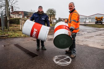 Das Motorsportfieber steigt: Finale Vorbereitungen für die 60. Auflage der Rallye Erzgebirge - Andy Reichel (l.) und Kai Tzschentke stellen auf der Test-Wertungsprüfung in Jahnsdorf Fässer auf, die den Streckenverlauf markieren.