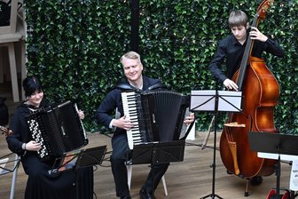 Das Mozartfest der Kulturhauptstadt: Wenn Kinder ihre erste Geige spielen - Das Tango-Ensemble des Sächsischen Musikgymnasiums am Samstag auf dem Klangpfad des Chemnitzer Mozartfestes.