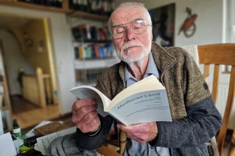 „Das muss die Leute doch abschrecken“: Was ein Arzt aus dem Vogtland auf einer Radtour erlebte - Jörg M. Pönnighaus mit seinem neuen Gedichtband.