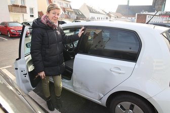 „Das muss ordentlich gerummst haben“: Wie Ivonne Friedrich nach der Après-Ski-Party eine böse Überraschung erlebte - Auf dem Parkdeck der Zwickau-Arcaden: Ivonne Friedrich blickt traurig auf den Schaden an ihrem Fahrzeug.