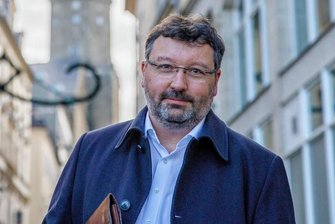 Das nächste Pfarrhaus im Kirchenbezirk Annaberg wird leer - Die Sorgenfalten auf der Stirn des Superintendenten Olaf Richter werden wieder mehr. Denn im Kirchenbezirk drohen die nächsten Vakanzen in einigen Pfarrhäusern. 