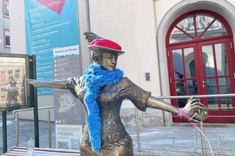 Das närrische Rätsel von Freiberg: Wer hat Faschingsdeko der Silberweg-Figuren entfernt? - „Die Neuberin“ am Buttermarkt vor dem Freiberger Theater war zwei Tage lang im Faschingslook.