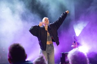 Das Naturtheater Bad Elster als Beat-Tempel: So lief der Saisonauftakt mit Glasperlenspiel - Sängerin Carolin Niemczyk beim Konzert des Pop-Duos Glasperlenspiel im Naturtheater.