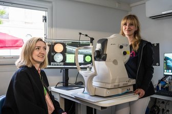 Das neue Augenarztmobil im Vogtland - wie bekommt man einen Termin? - Christina Hopperdietzel und Yara Hahn von der KV Sachsen im Inneren der Mobilen Augenarztpraxis.