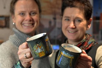 Das neue Freiberger Christmarkt-Dippl ist da - In der Touristinfo am Schloßplatz in Freiberg gibt es ab sofort die aktuellen 2024er-Weihnachtsdippl zu kaufen. Im Bild Babett Erler (l.) und Kerstin Grießbach.