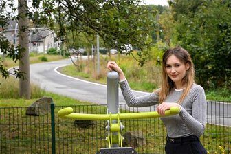 Das neue Gesicht vom Chemnitztalradweg: Felicitas Heine liebt Strudeltöpfe im Fluss - Das ist die neue Projektmanagerin für den Chemnitztalradweg: Felicitas Heine, hier an einem Fitnessgerät am Haltepunkt in Markersdorf.