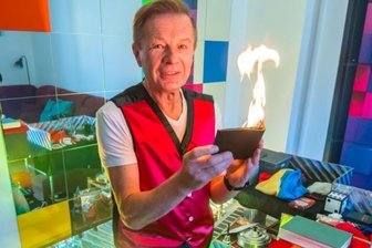 Das neue Leben des zaubernden Zahnarztes - In Joachim Reschs Wohnzimmer dreht sich alles um sein neues Hobby, die Zauberei. Seine Auftritte plant der 67-Jährige sehr akribisch. 