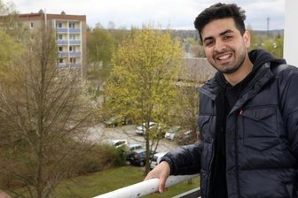 Das neue Leben eines Handball-Torhüters - Ehab Ibrahim Ben Husen auf dem Balkon seiner künftigen Wohnung in Glauchau. Der libysche Handballtorhüter hofft beim HC Glauchau/Meerane auf möglichst viel Einsatzzeit in der nächsten Saison.