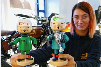 Das neue MZ-Männel: Ein Muss für Fans der Motorradmarke aus Zschopau - Mitarbeiterin Celine Wolf zeigte die von Kunsthandwerk Blank in Grünhainichen gefertigten MZ-Räuchermännchen: rechts die auf 999 Stück limitierte Jubiläumsedition mit altem MZ-Logo auf dem Helm, kariertem Schaltuch und Trophäe.