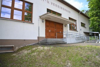 Das Neumarker Sport- und Vereinshaus wird brandsicher – wann das Gebäude endlich wieder zur Verfügung steht - Das Sport- und Vereinshaus am Badsteig. Der behindertengerechte Zugang wurde bereits vor vielen Jahren gebaut.