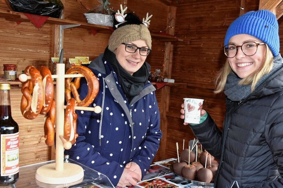 Das Oberland lockt mit Adventszauber - Klein, aber fein: Einen Weihnachtsmarkt gibt es erstmals auf dem Gläsernen Bauernhof Siebenbrunn. Im Foto: Silke Bechert (links) und Emily Martin. Offen ist er an den Adventswochenenden jeweils von 13 bis 18 Uhr.