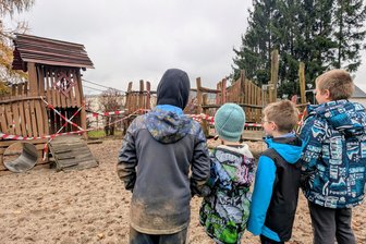 Das Oederaner KiTZ braucht dringend Hilfe: Absperrbänder um den Spielplatz - Die Kinder der Kitz Oederan dürfen den Spielplatz derzeit nur ansehen und nicht nutzen.