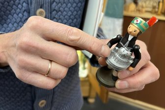 Das Original: Liebigs Bergmänner tragen Zwickauer Sehenswürdigen direkt vor dem Bauch - Der neue Zwickauer Bergmann Jo trägt die aufwändig aus Zinn gearbeitete "Villa Mocc". Alle Modelle sind so exakt wie die Original-Gebäude herausgearbeitet.