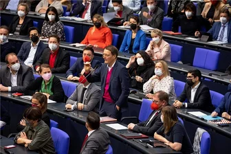 Das Pandemieparlament - Ganz praktisch gesehen ging es an diesem Donnerstag im Deutschen Bundestag darum, dass der rechtliche Ausnahmezustand der "Epidemischen Lage nationaler Tragweite" am 25. November ausläuft. Und was man dann genau ins Infektionsschutzgesetz schreiben muss, damit Länder und Kommunen weiterhin Maßnahmen gegen die Pandemie verhängen können. 
