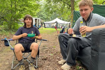Das Partyzelt im Insektenlager - es steht in Oederan - Silas Arnold (links) und Linus Grösel hatten beim Festival "Insects and Spiders" am Wochenende im Oederaner Stadtteil Börnichen ihre Campingausrüstung dabei. Die beiden Chemnitzer haben hier mit ihrem „Kollektiv 410" auch ein Partyzelt bespielt und Musik aufgelegt.