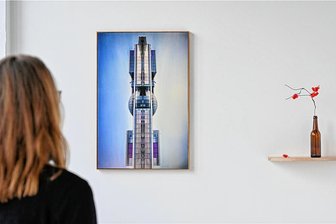 Das Pathos gelblichen Schnees am Straßenrand - oder wenn das Pinkeln eines Hundes zur Heldentat wird - Fotos von Thomas Judisch und Objekte von Stefan Krauth sind in der aktuellen Ausstellung der Galerie Borssenanger zu sehen. 