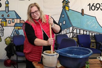 Das perfekte Sauerkraut selber machen: Ein Test im Erzgebirge zeigt, wie es geht - „Freie Presse“-Reporterin Katja Lippmann-Wagner hat es ausprobiert: das Herstellen von Sauerkraut.
