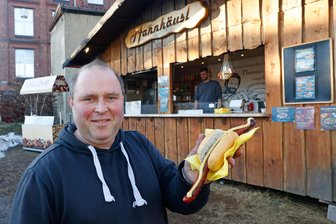 Das „Pfannhäusl“ in Wüstenbrand wird jetzt auch international - Alexander Lötzsch vor seinem „Pfannhäusl“ in Wüstenbrand.